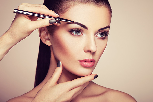Des sourcils bien structurés encadrent le visage et ajoutent une touche naturelle au maquillage.